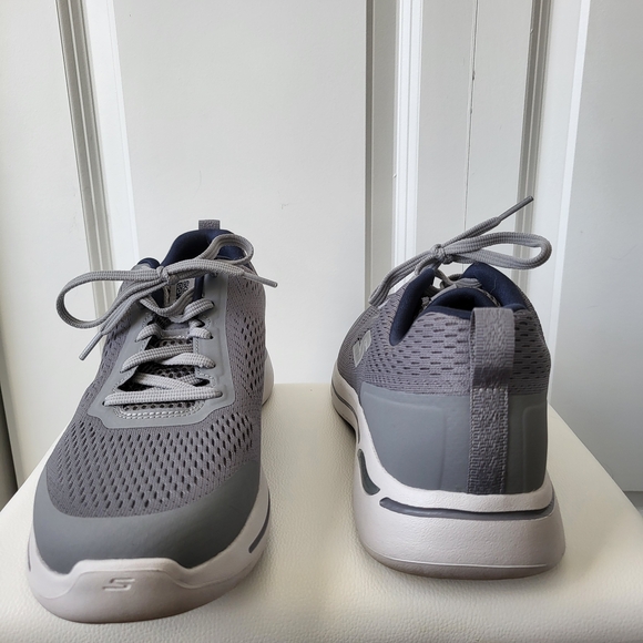 Skechers Men's Gowalk Arch Fit Athletic Walking Shoes - Picture 4 of 12